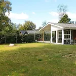 4 Person In Hals-by Traum *