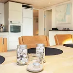 4 Person In Hals-by Traum